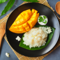 Riz gluant au lait de coco et à la mangue